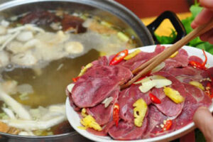 Hương Vị Đặc Trưng Lẩu Bò Nhúng Dấm