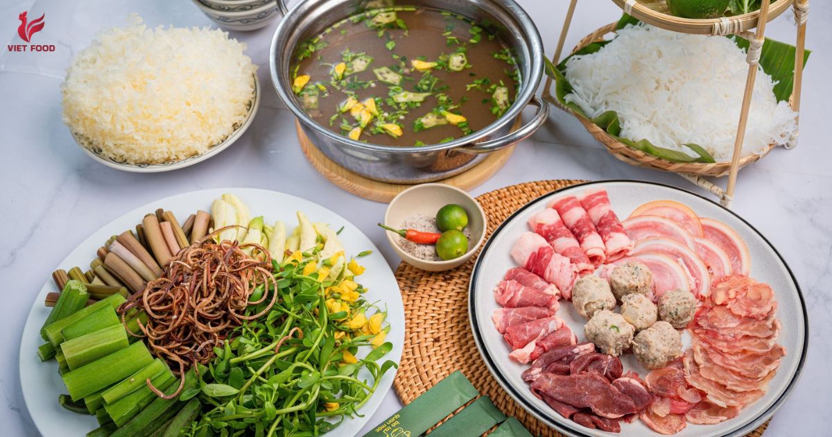 Chuẩn bị nguyên liệu thịt bò tươi và rau ăn kèm cho cách nấu lẩu bò khoai môn