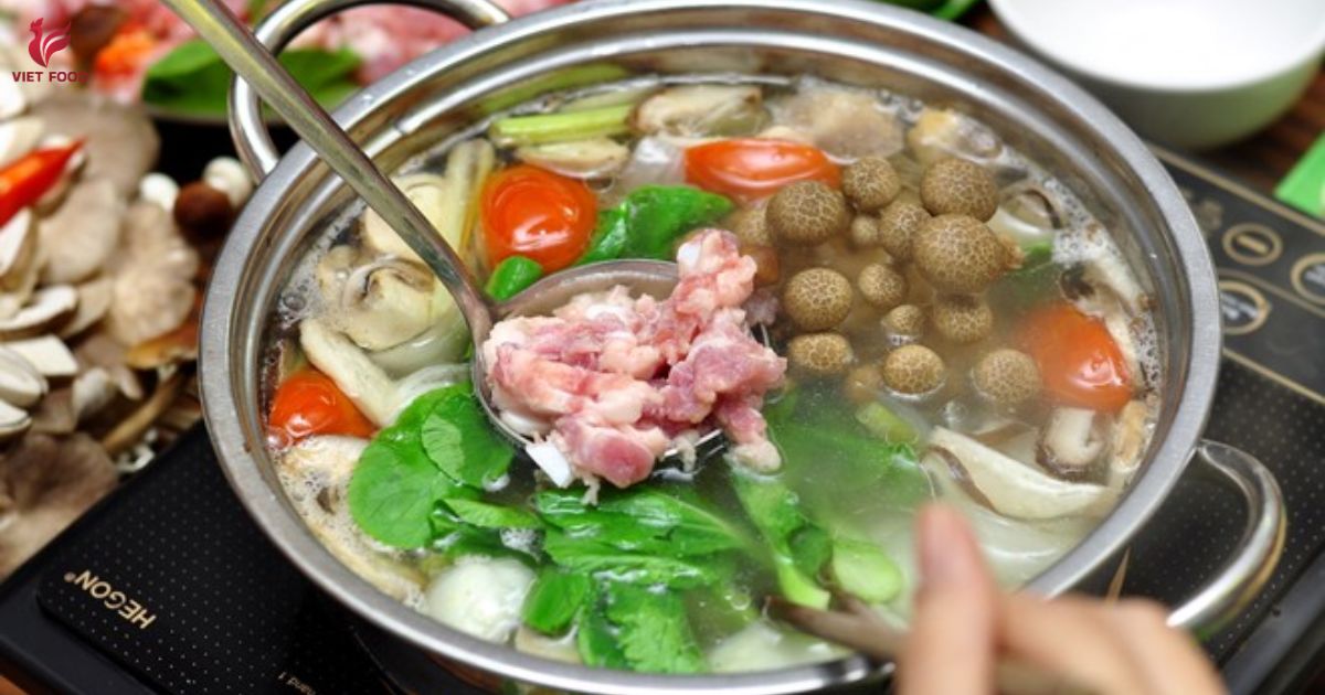Hình ảnh nhúng rau mồng tơi kèm thịt bò tươi giúp kích thích tiêu hóa và dễ tiêu